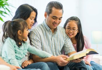 familia-leyendo